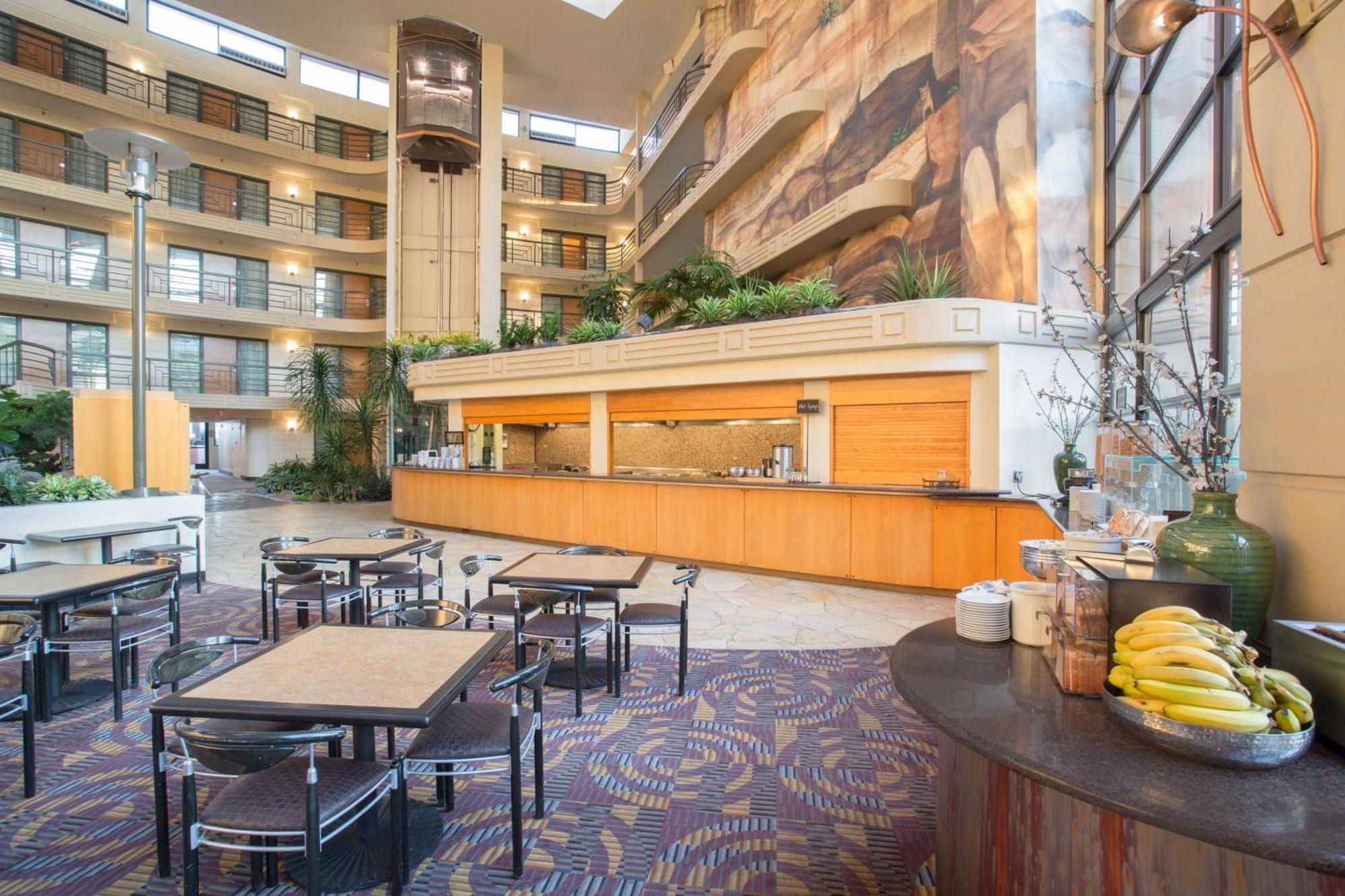 Embassy Suites By Hilton Phoenix Biltmore Экстерьер фото