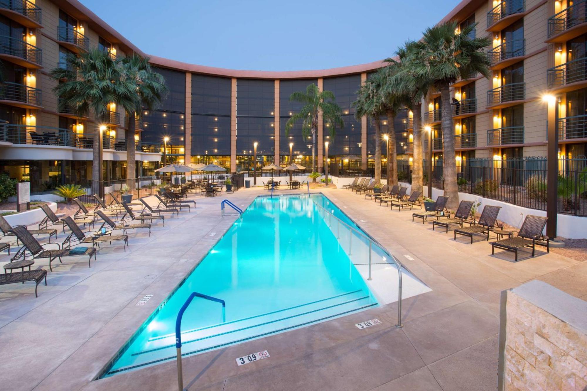 Embassy Suites By Hilton Phoenix Biltmore Экстерьер фото