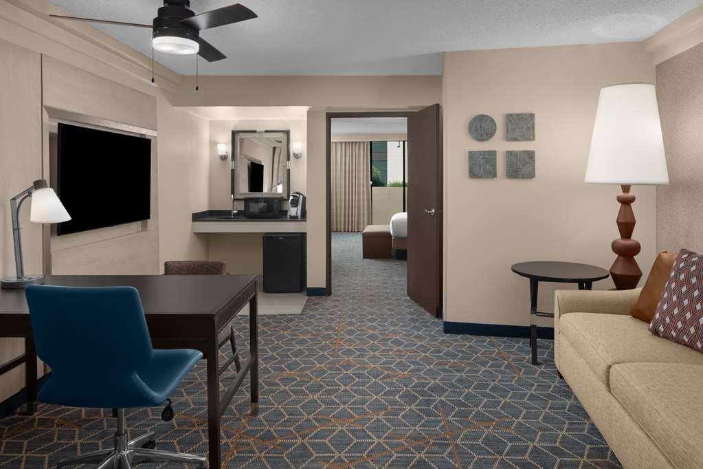 Embassy Suites By Hilton Phoenix Biltmore Номер фото