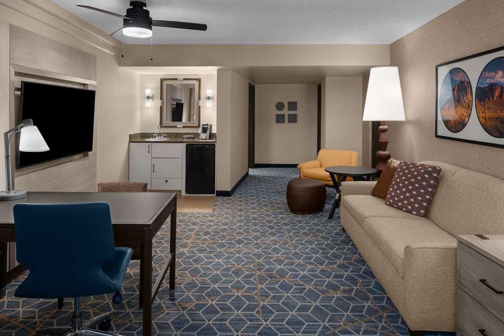 Embassy Suites By Hilton Phoenix Biltmore Номер фото